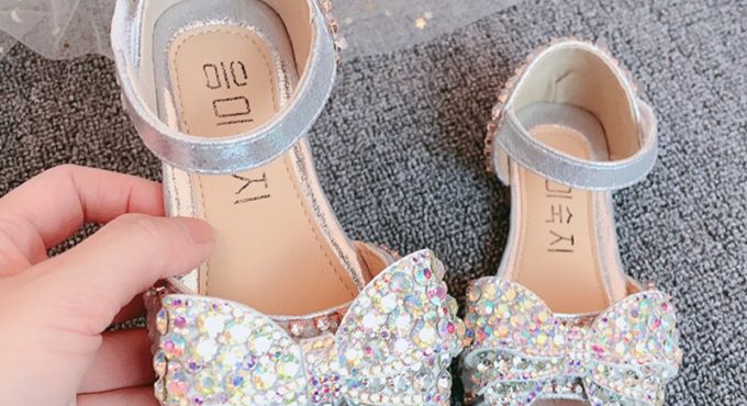 YIHONGMEIQI2020 new beautiful arch girl's shoes girls Bow Shoes bright diamond accessories shoes formal occasions princess shoes