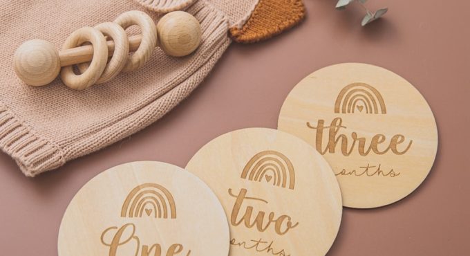 4pcs Baby Milestone Cards Wooden Rinbow Monthly Milestone Newborn Birth Month Birthday Wood Teether Kids Photography Props Toys