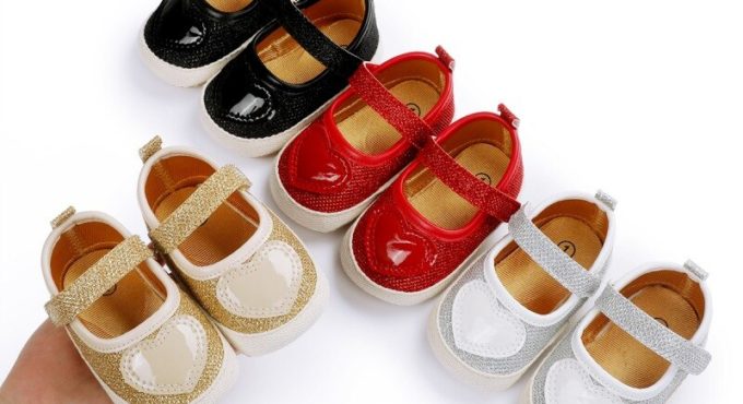 2021 Baby Girls First Walkers Newborn Infant Fashion Heart Pattern Shoes Girls Princess Moccasins Solid Soft