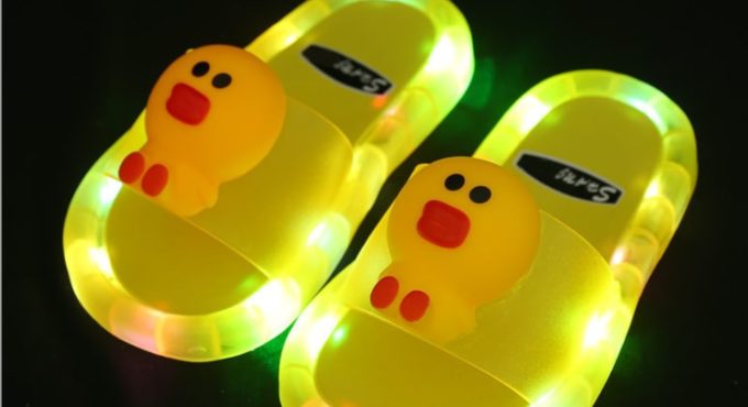 2021 Footwear Luminous Jelly Summer Children's LED Slipper Girls Slippers PVC Non-slip Duck Beach Sandals Kids Home Yellow