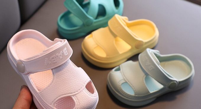 Children's hole shoes in summer, boys' and babies' soft-soled non-slip beach shoes, girls' children's cartoon children's sandals