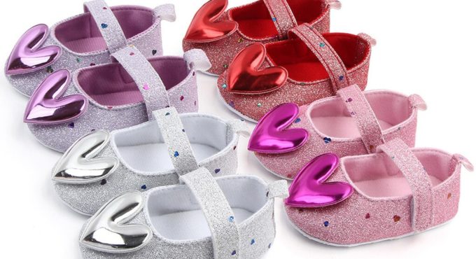 Baby Girls Walking Shoes Toddler Girls Indoor Soft-Soled Heart-Shaped Princess Shoes Fashion Casual Cute Chaussures pour filles