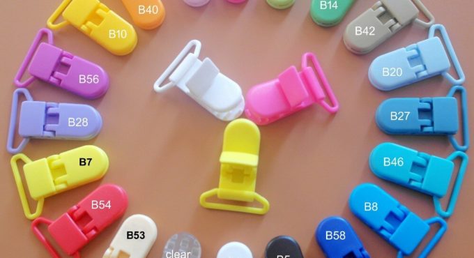 DHL 1000pcs 25mm Sutoyuen D Shape Baby Plastic Pacifier Clip Suspender Dummy alligator Man Soother Clip ( 20 color mixed )