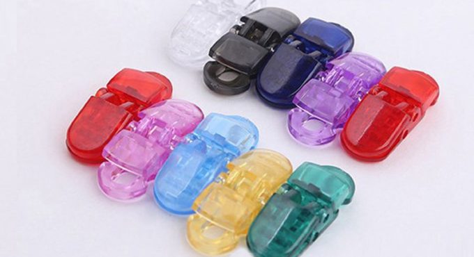 Sutoyuen 2019 New Arrival 500pcs 5mm Transparent Plastic Pacifier Clips Attache Sucette Soother Holder For Baby Nipple Chain