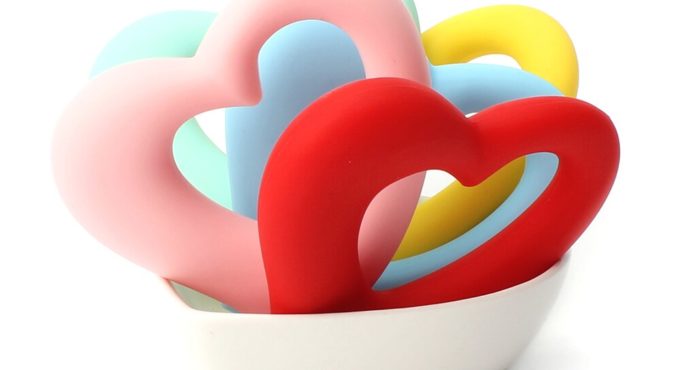 50pcs 65mm Heart Shaped Silicone Baby Teethers BPA Free Baby Teething Beads BPA Free Baby Nursing Necklace Pendant 8 Clolors