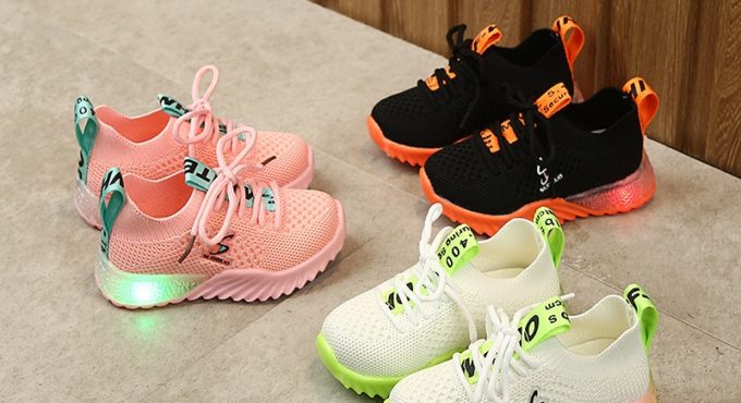 New Luminous Sneakers Kids Shoes For Girl Led Sneakers With Boys Fashion Lighted Mesh soft Children Casual Sports Shoes SH19057