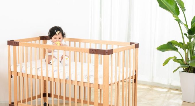 Baby Bed Newborn Baby Crib Natural Wooden Crib Adjustable Safe Bed Side Bed With Wheel Babybett Infant High Quality Newborn Crib